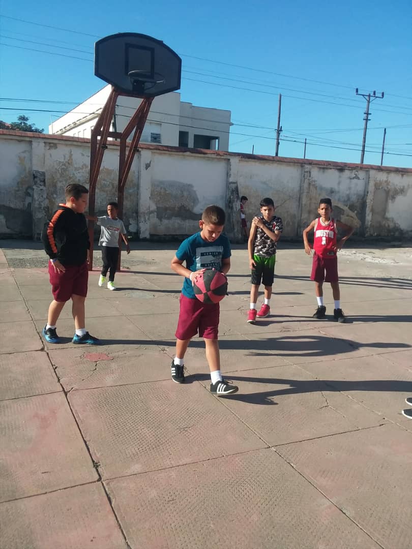 Juegos de Baloncesto con Estudiantes de la escuela Alfredo Alvarez Mola
