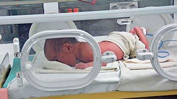 Bebé en incubadora