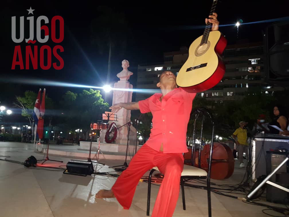 Bailarín Yanny Camejo Gónzalez contemporáneo Guitarra mía Acto de entrega de Carnet de la UJC en el Parque Martí