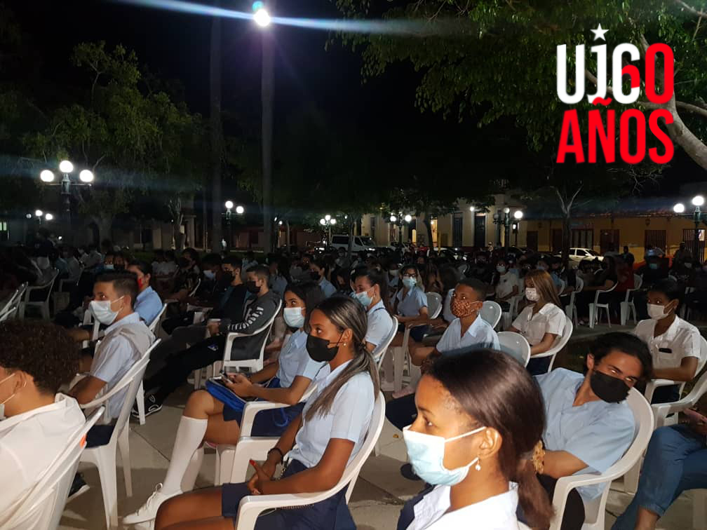 Entrega de Carnet de UJC en el Parque José Martí estudiante 